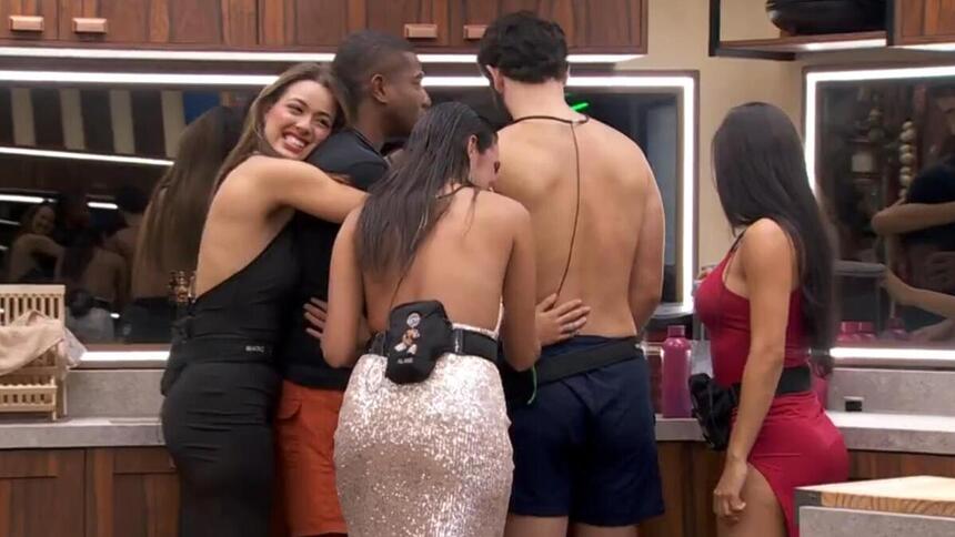 Isabelle, Beatriz e Alane com Davi e Matteus na cozinha do BBB 24