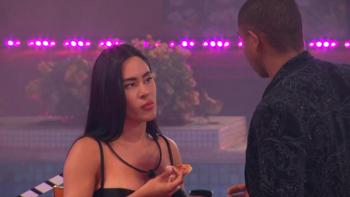 Isabelle e Davi em conversa na festa do BBB 24