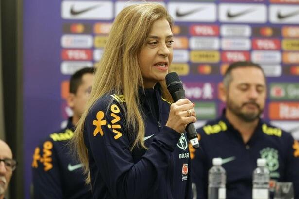 Leila Pereira discursando na apresentação da Seleção Brasileira