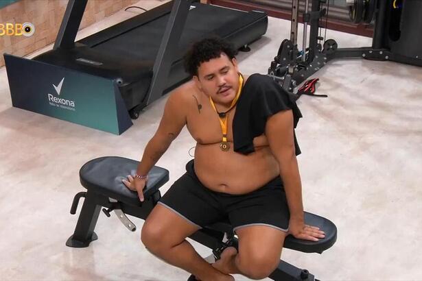 Lucas Henrique, sem camisa e em conversa na academia do BBB 24