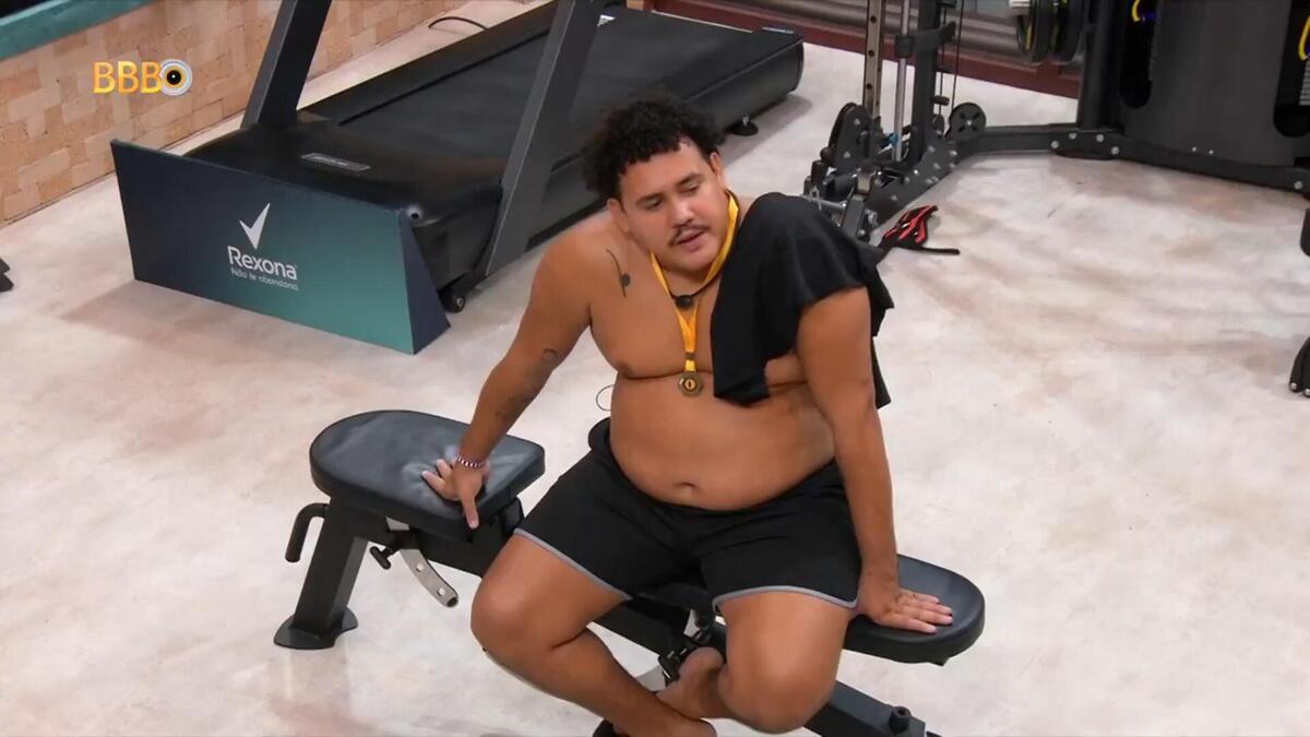Lucas Henrique, sem camisa e em conversa na academia do BBB 24