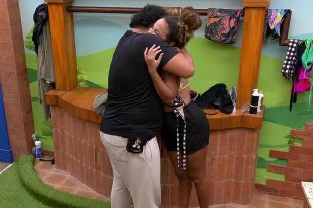 Lucas e Pitel dando um abraço no BBB 24