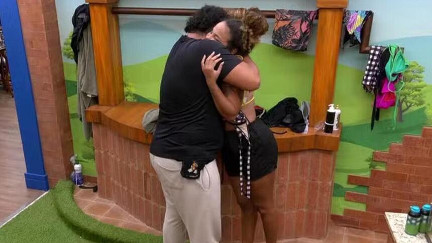 Lucas e Pitel dando um abraço no BBB 24