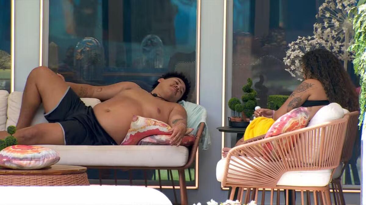 Lucas e Pitel em conversa na área externa do BBB 24