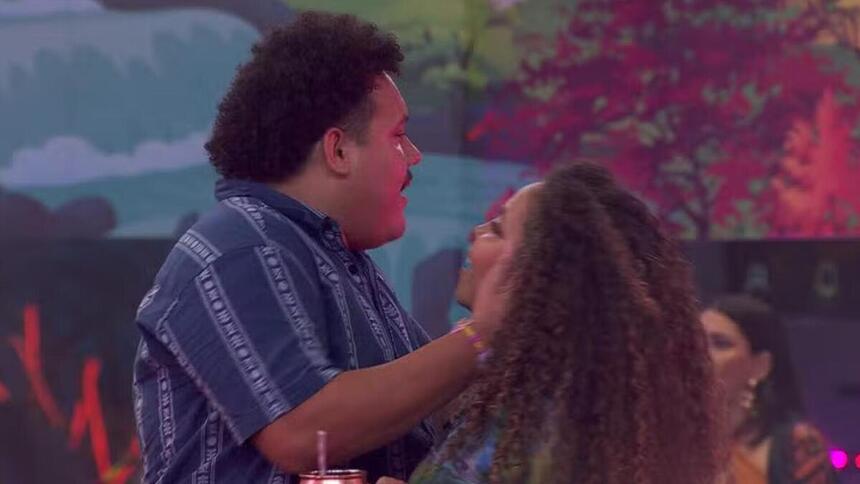 Lucas e Pitel em uma quase beijo no BBB 24