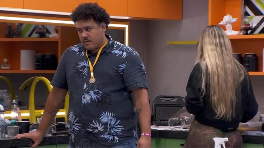 Lucas e Yasmin durante o recado da produção no BBB 24