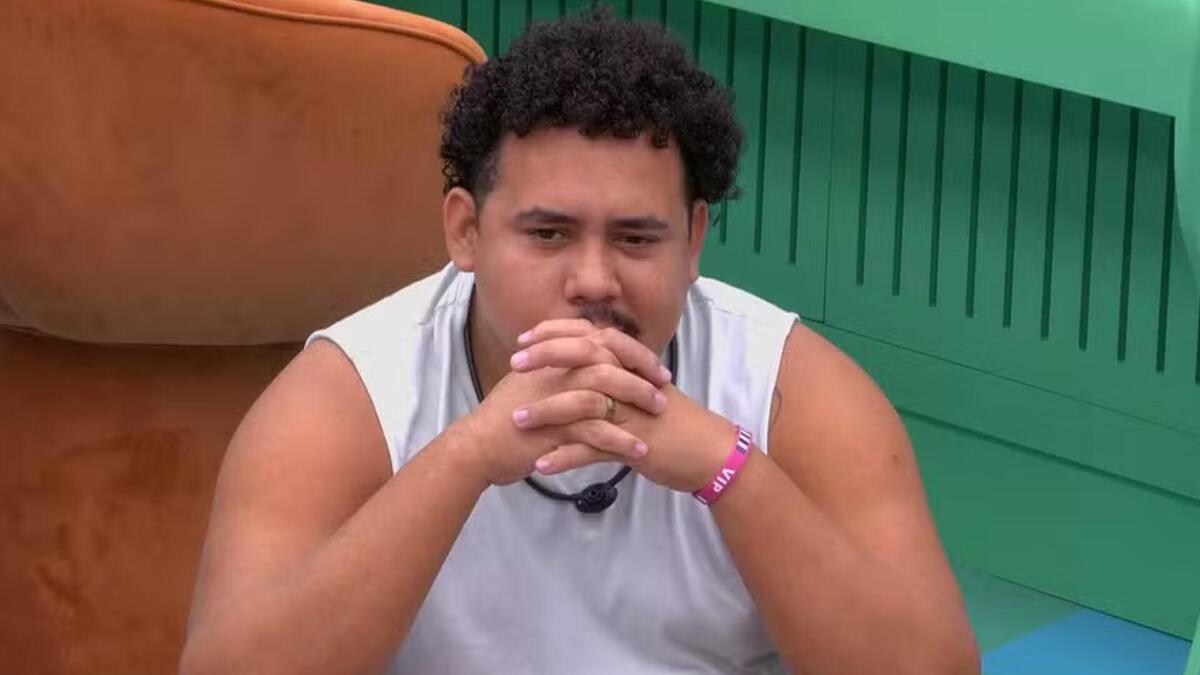 Lucas pensativo em conversa no Quarto do Líder BBB 24