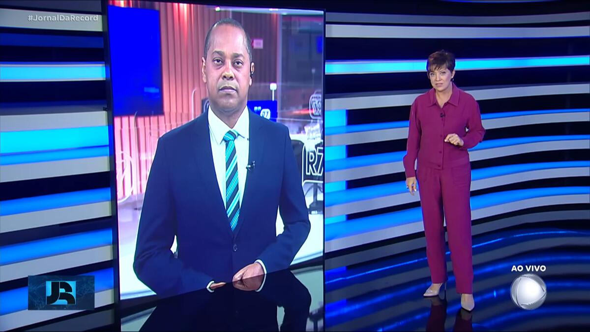 Luiz Fara Monteiro no telão do Jornal da Record conversando com Christina Lemos
