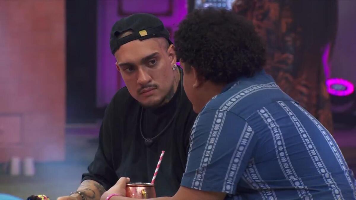 MC Bin Laden e Lucas em conversa durante a festa no BBB 24