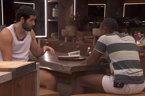 Matteus e Davi em conversa na cozinha do BBB 24