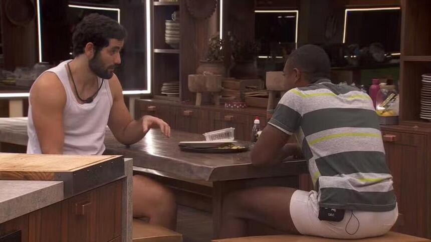 Matteus e Davi em conversa na cozinha do BBB 24