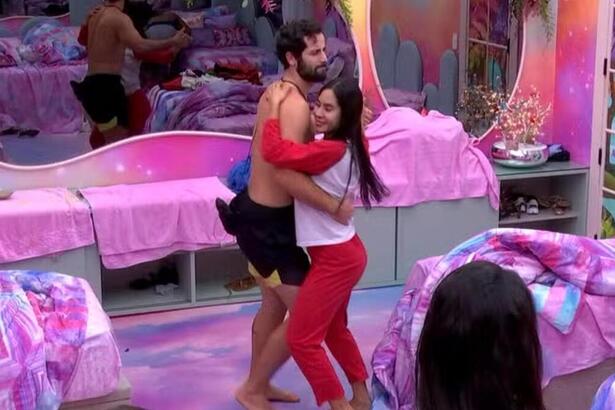 Matteus e Isabelle dançando no quarto Fadas do BBB 24