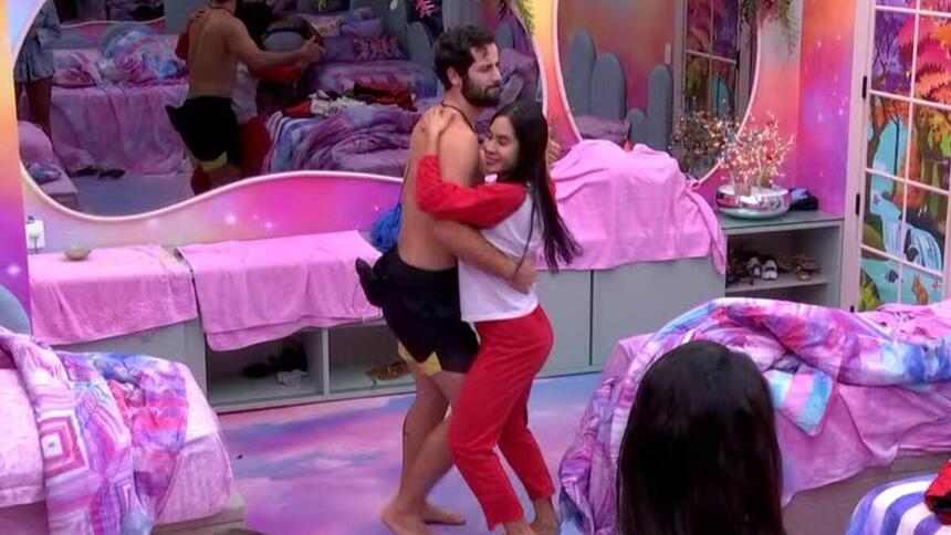 Matteus e Isabelle dançando no quarto Fadas do BBB 24