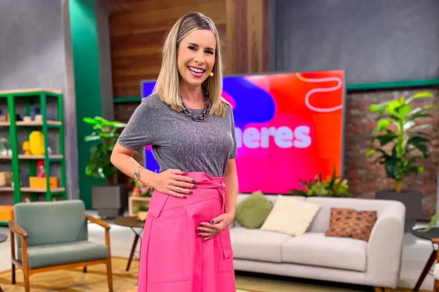 Pâmela Domingues no estúdio do programa Mulheres