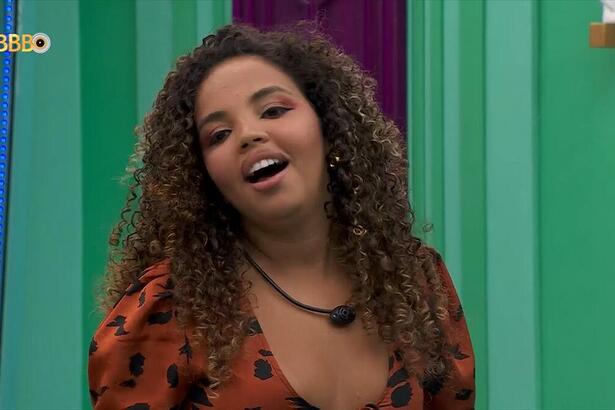 Giovanna Pitel sorrindo no quarto do líder do BBB 24