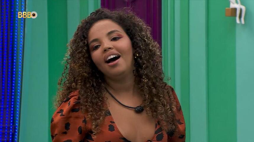 Giovanna Pitel sorrindo no quarto do líder do BBB 24