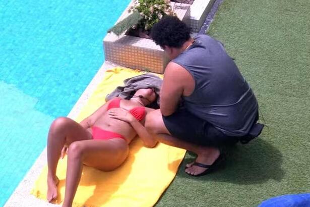 Pitel e Lucas na área da piscina no BBB 24