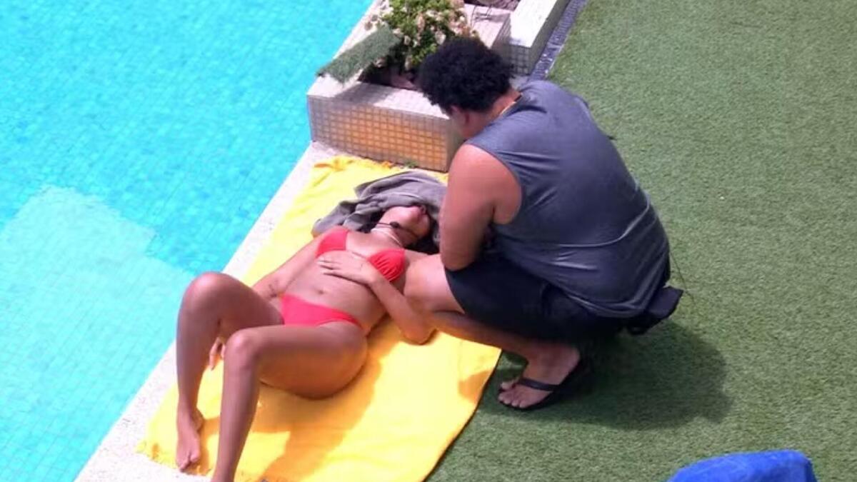 Pitel e Lucas na área da piscina no BBB 24
