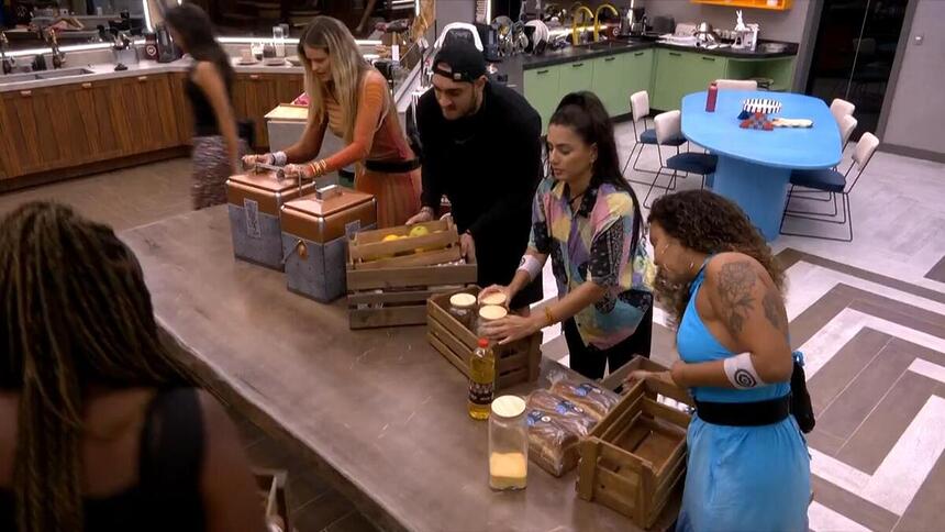 Brothers com os Kits de alimentos após o fim do Tá com Nada no BBB 24