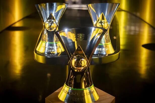 Taça do Brasileirão exposta