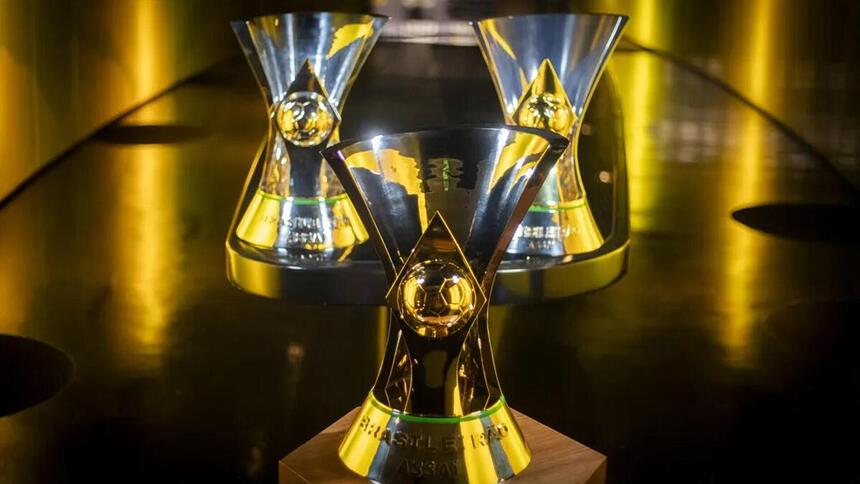 Taça do Brasileirão exposta