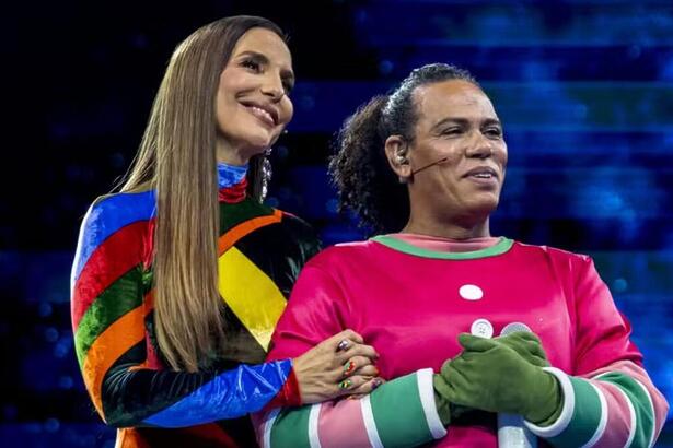 Valéria Barcellos e Ivete Sangalo no palco do The Masked Singer Brasil