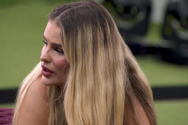 Yasmin em conversa no Jardim do BBB 24