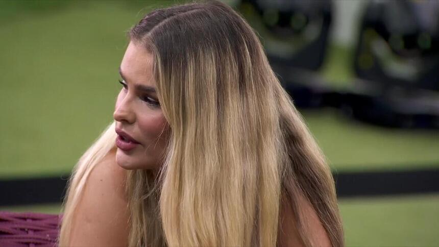 Yasmin em conversa no Jardim do BBB 24