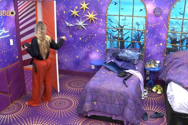 Yasmin batendo a porta no Quarto Magia no BBB 24