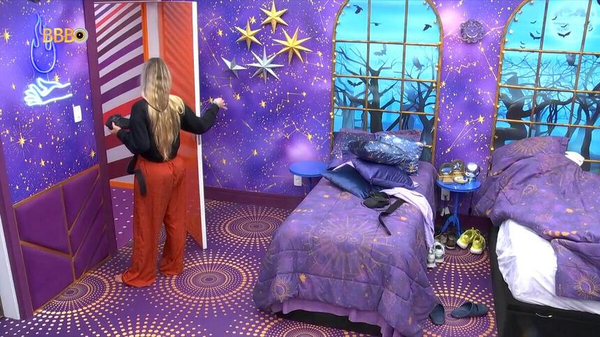 Yasmin batendo a porta no Quarto Magia no BBB 24