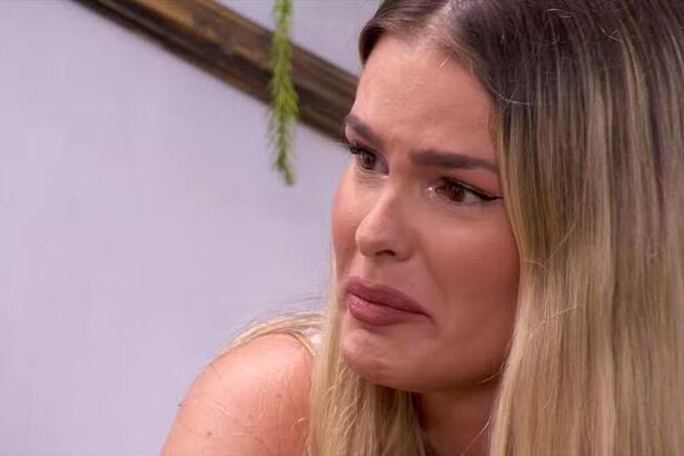 Yasmin chorando novamente na varanda do BBB 24