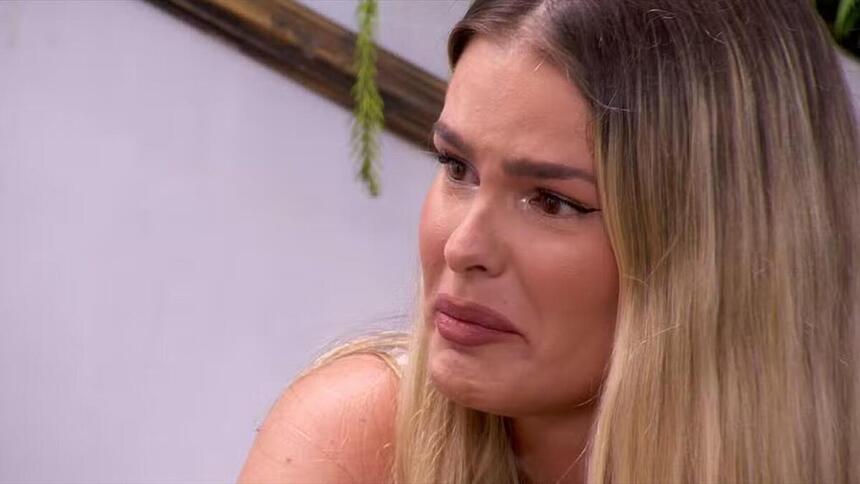 Yasmin chorando novamente na varanda do BBB 24