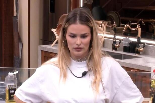 Yasmin em conversa na cozinha do BBB 24