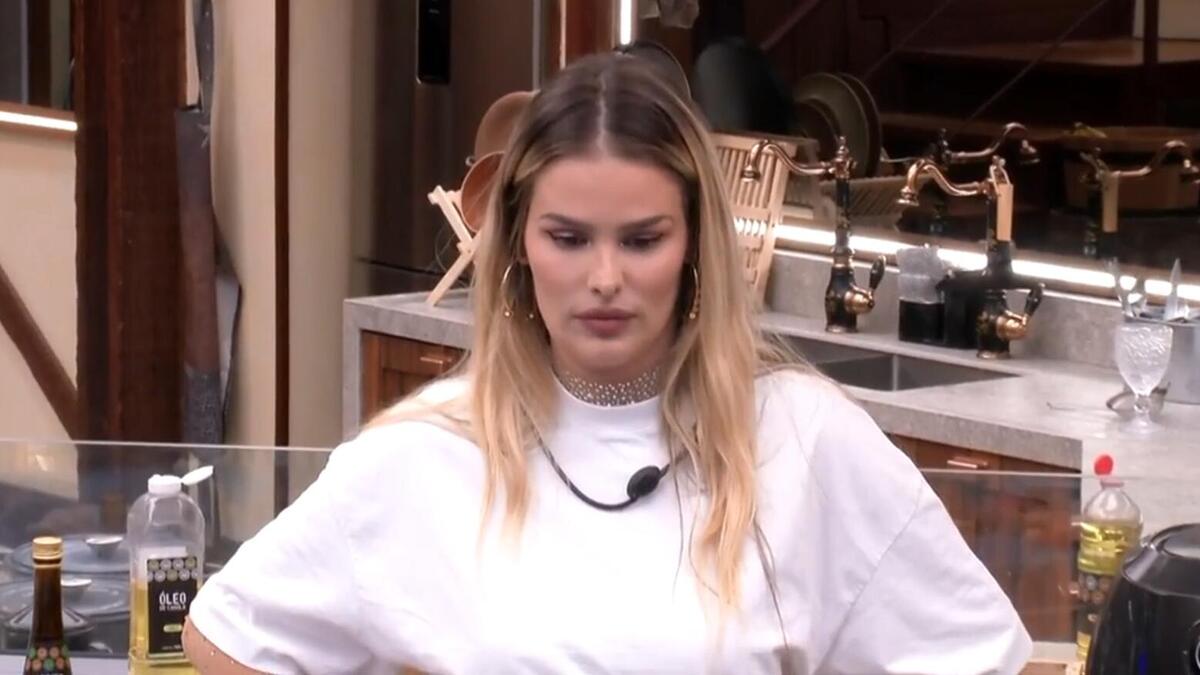 Yasmin em conversa na cozinha do BBB 24