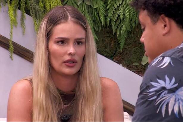 Yasmin e Lucas em conversa na varanda do BBB 24