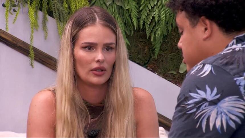 Yasmin e Lucas em conversa na varanda do BBB 24