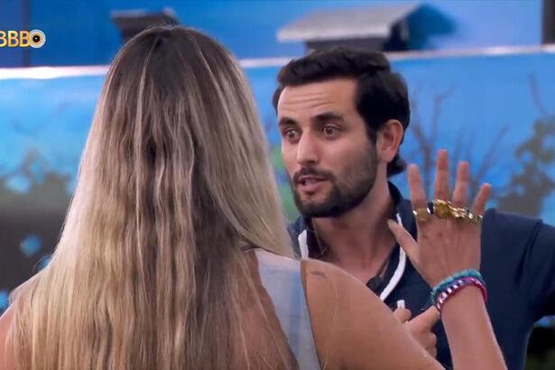 Yasmin e Matteus em uma discussão na área externa do BBB 24