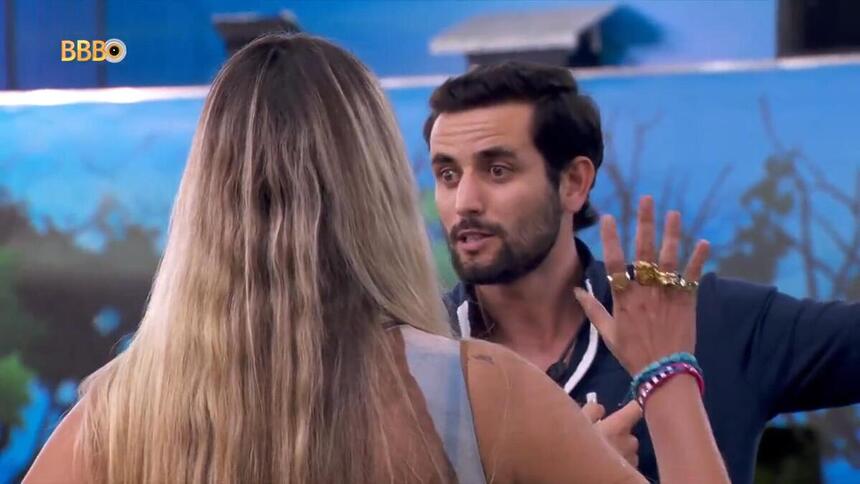 Yasmin e Matteus em uma discussão na área externa do BBB 24