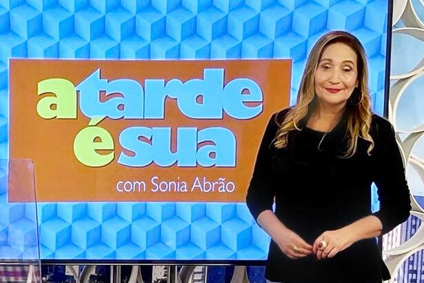 Sonia Abrão no cenário do A Tarde é Sua