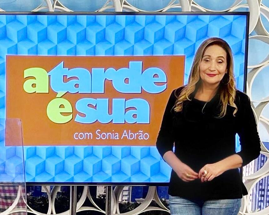 Sonia Abrão no cenário do A Tarde é Sua