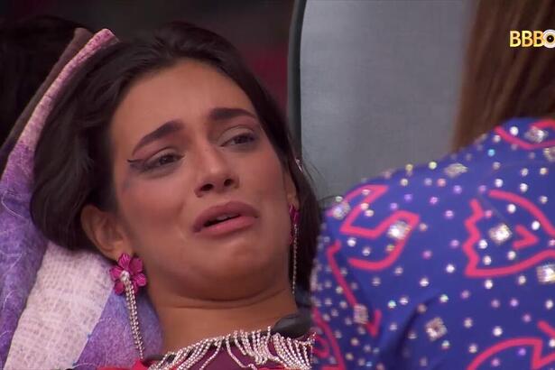 Alane no quarto Fadas chorando enquanto Beatriz acalma a sister do BBB 24