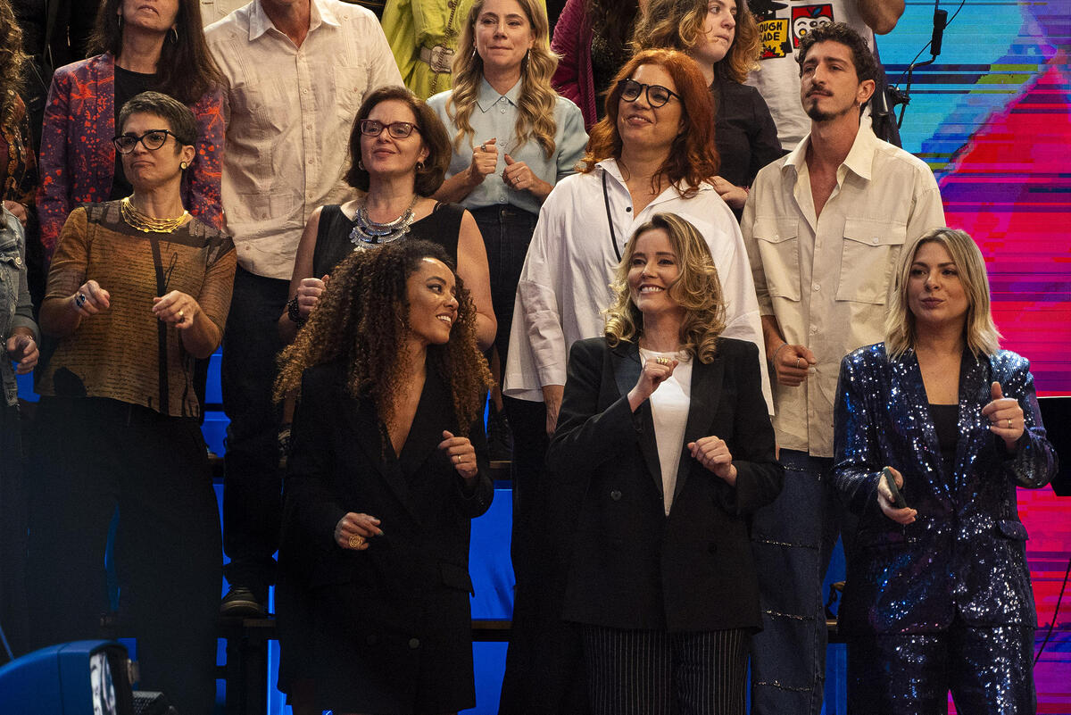 Daniela Lima, Natuza Nery, Sandra Annenberg e Valéria Almeida; as atriz Isabel Teixeira e Juliana Baroni; e o ator Johnny Massaro na plateia do Altas Horas