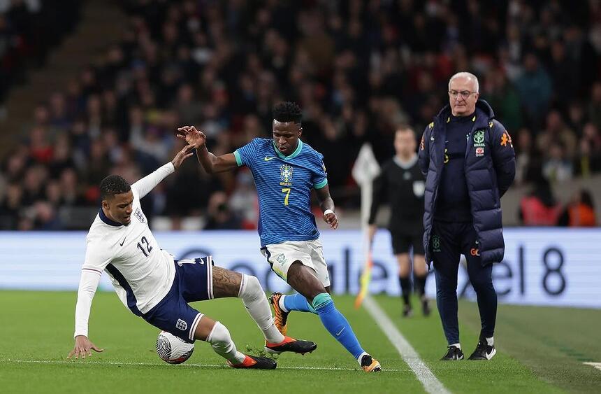 Jogadores da Inglaterra e Brasil disputam bola durante jogo em Londres