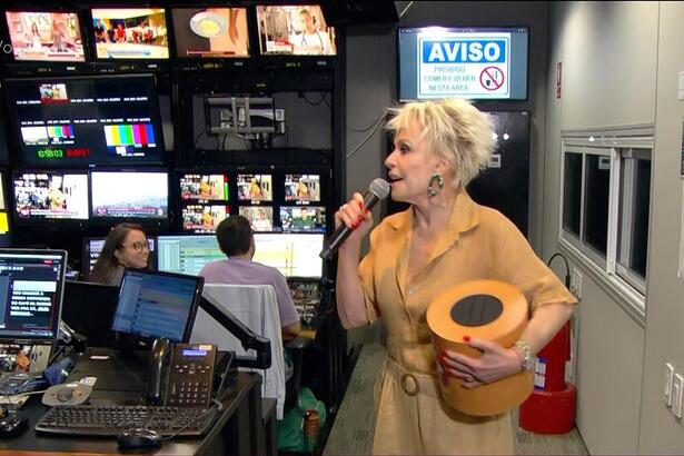 Ana Maria Braga sorrindo no switcher do Mais Você na TV Globo