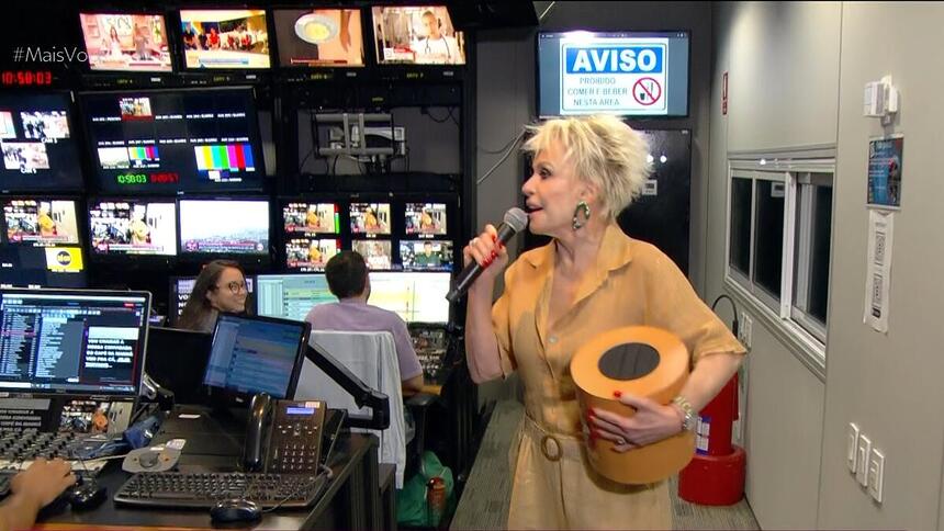 Ana Maria Braga sorrindo no switcher do Mais Você na TV Globo