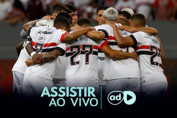 Jogadores do São Paulo reunidos na arte onde assistir ao jogo São Paulo x Palmeiras, pelo Paulistão