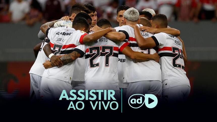 Jogadores do São Paulo reunidos na arte onde assistir ao jogo São Paulo x Palmeiras, pelo Paulistão