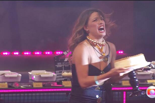 Beatriz corre com bolo na mão na Festa do BBB 24