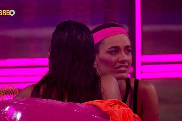 Beatriz olha para Alane na festa da líder Giovanna no BBB 24