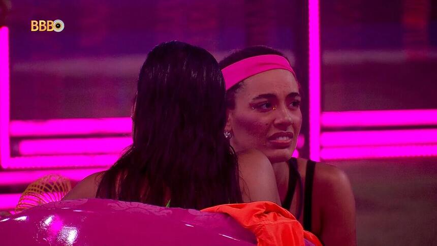 Beatriz olha para Alane na festa da líder Giovanna no BBB 24